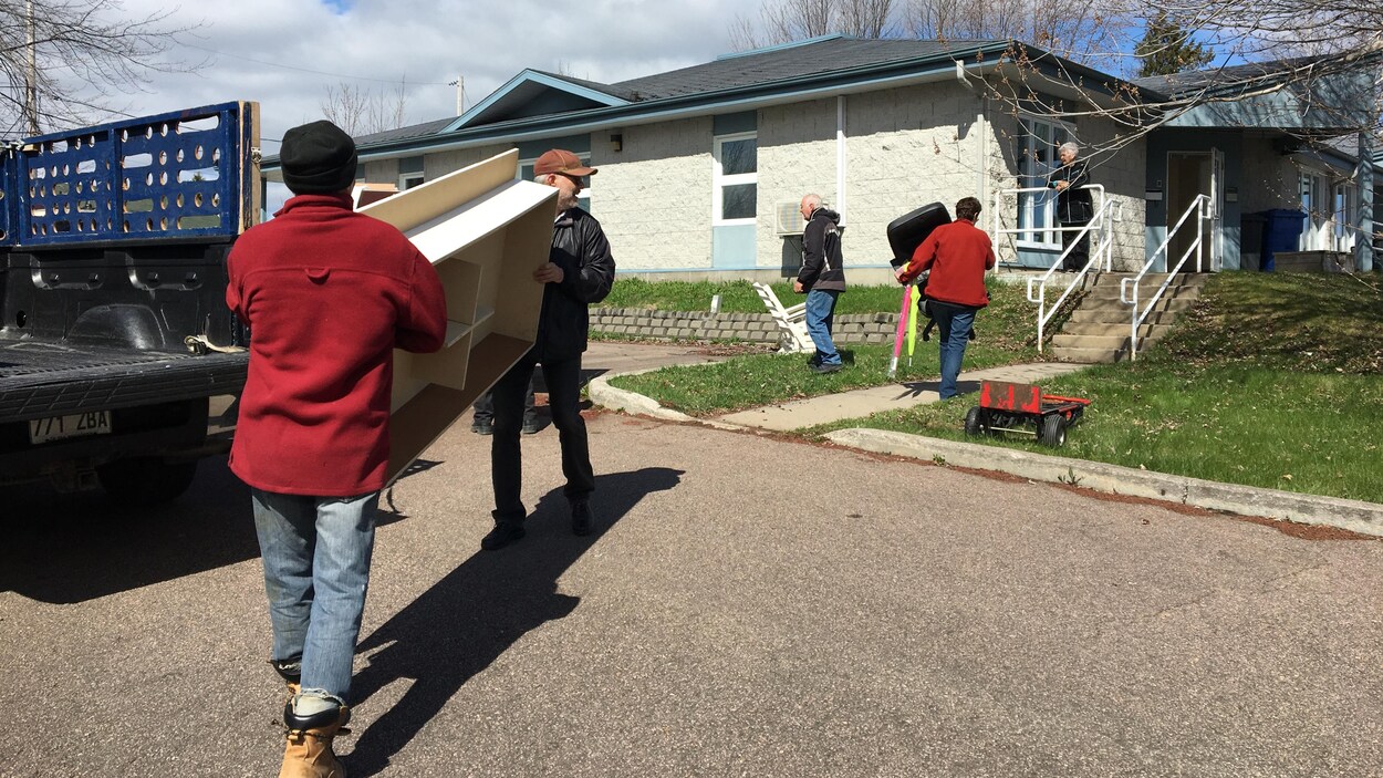 Deux personnes transportent une table d'un camion vers la maison. Deux personnes transportent une table d'un camion vers la maison.