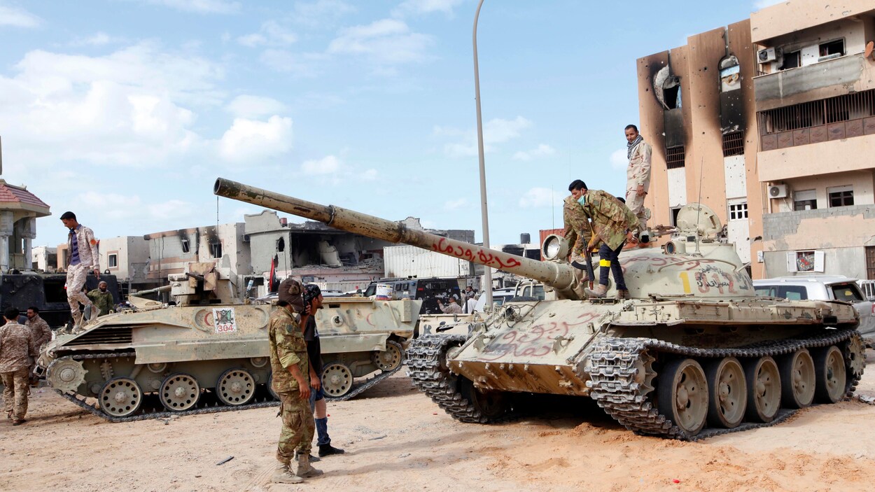 Des soldats libyens dans le quartier de Ghiza Bahriya, où étaient retranchés les derniers combattants du groupe armé État islamique, le 1er décembre. Des soldats libyens dans le quartier de Ghiza Bahriya, où étaient retranchés les derniers combattants du groupe armé État islamique, le 1er décembre.
