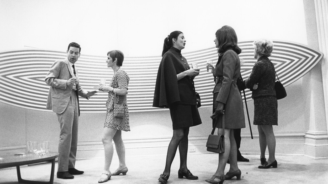 Quelques invités jasent à l'occasion d'un vernissage de Claude Tousignant dans les années 1960.