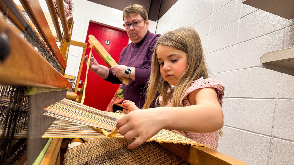 Des enfants tissent pour préserver cet art