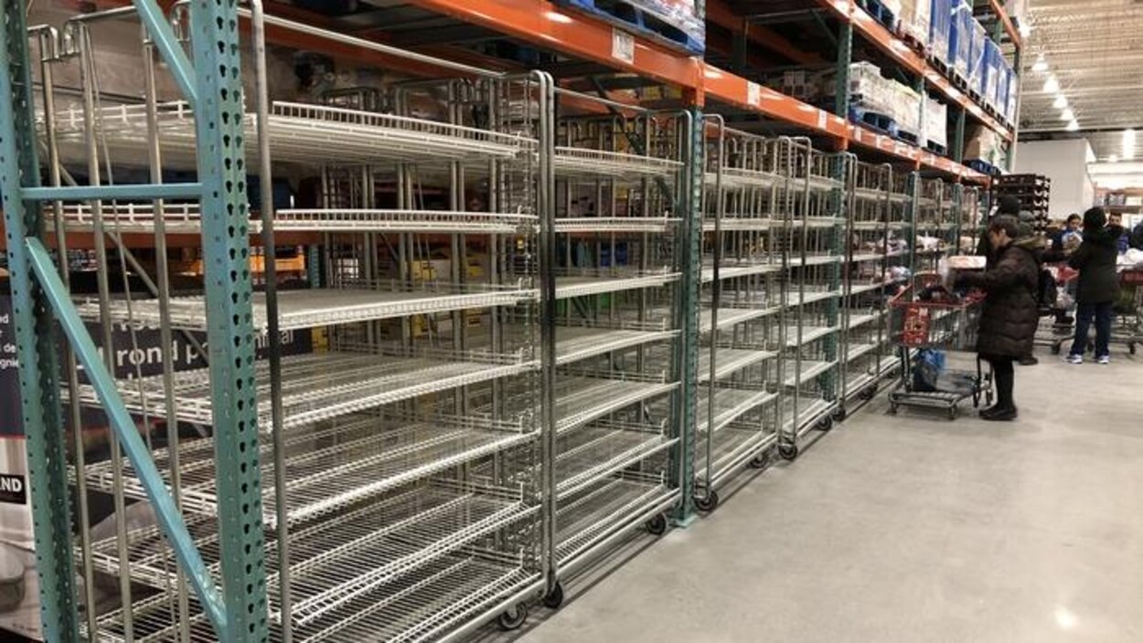 Des tablettes vides dans un Costco.
