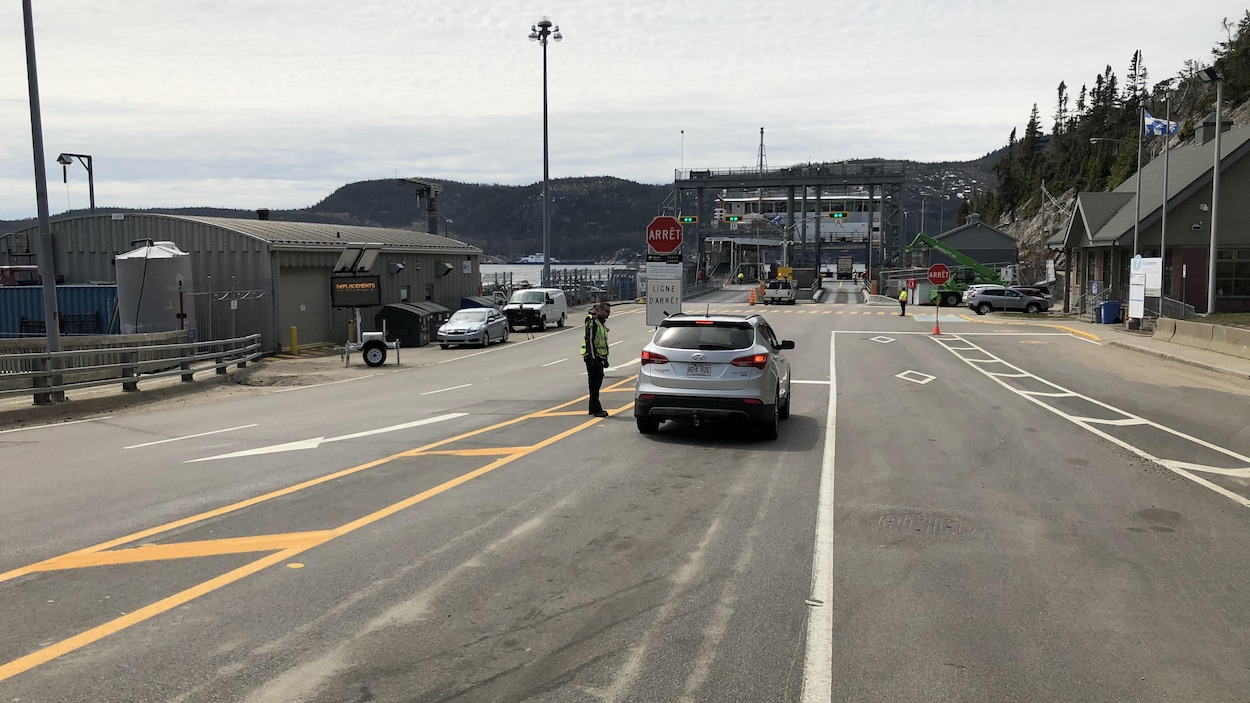 Un policier questionne un automobiliste.