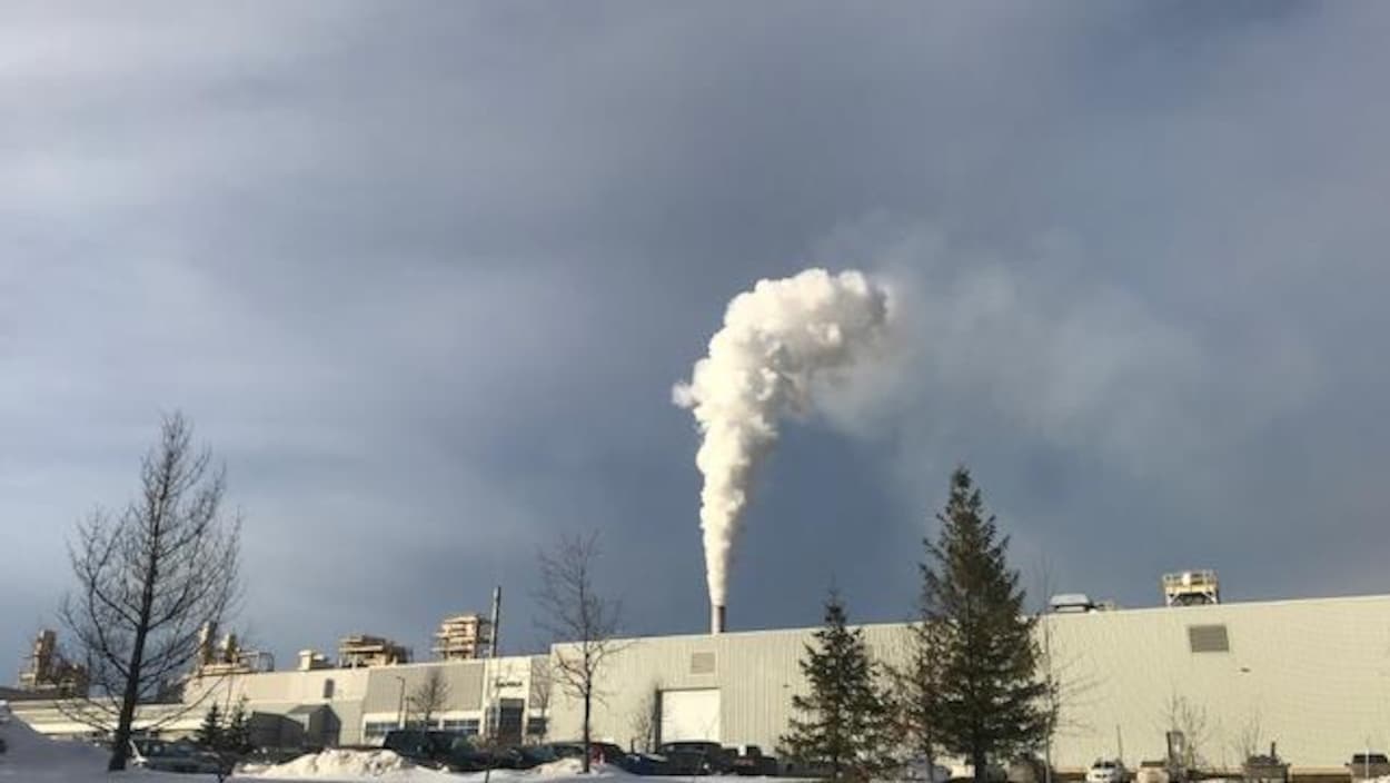 L'usine Tafisa à Lac-Mégantic, et une colonne de fumée blanche