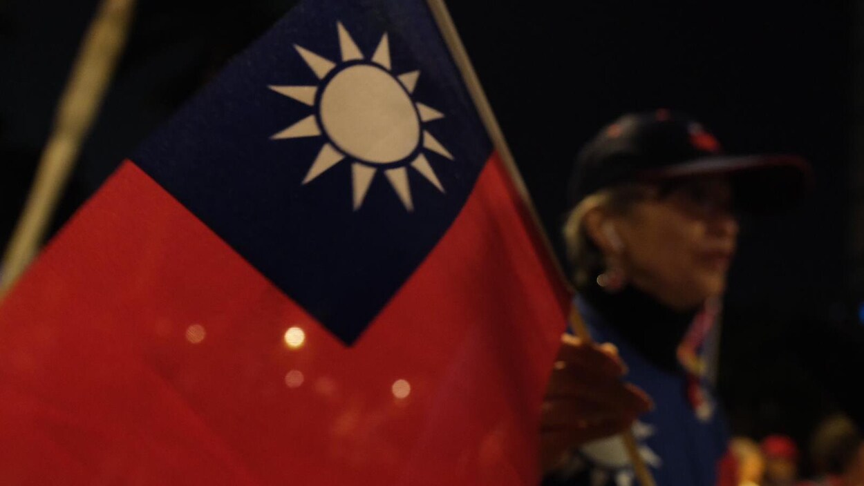 Elle tient un drapeau de Taïwan.