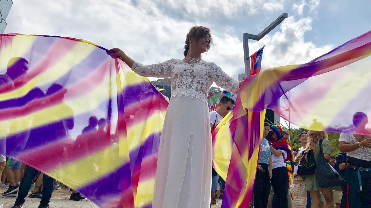 Une manifestante dans une robe de mariée
