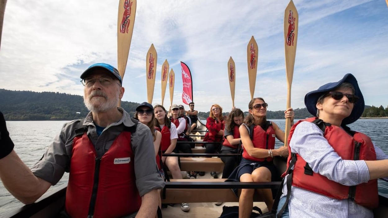Des pagayeurs sur un canot à North Vancouver.
