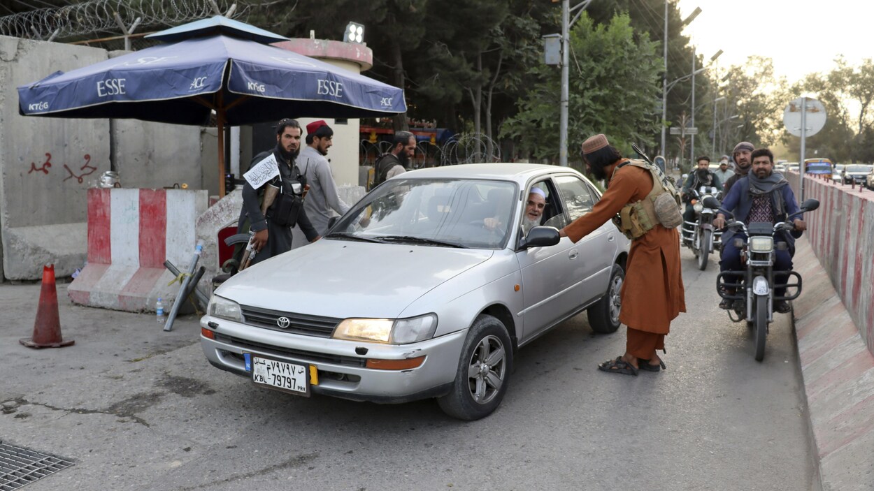 Un taliban discute avec un automobiliste. 