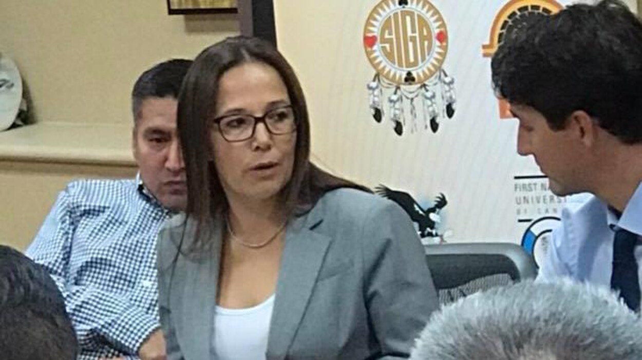 Tammy Cook-Searson s'adresse au premier ministre Justin Trudeau à droite qui la regarde. Autour se trouvent d'autres représentants des Premières Nations. Tammy Cook-Searson s'adresse au premier ministre Justin Trudeau à droite qui la regarde. Autour se trouvent d'autres représentants des Premières Nations.