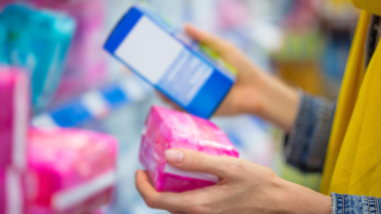 Des pharmacies du Québec baissent le prix des produits menstruels