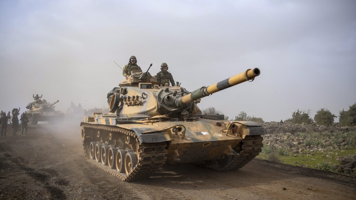 Deux tanks turcs roulent sur une route. Deux tanks turcs roulent sur une route.