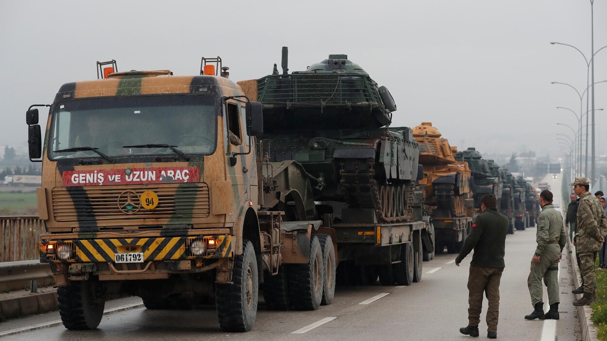 Des camions transportent des tanks Des camions transportent des tanks