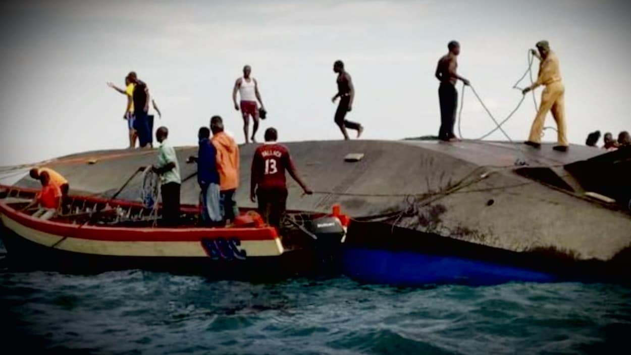 Des hommes à la recherche de survivants après le naufrage du ferry. Des hommes à la recherche de survivants après le naufrage du ferry.