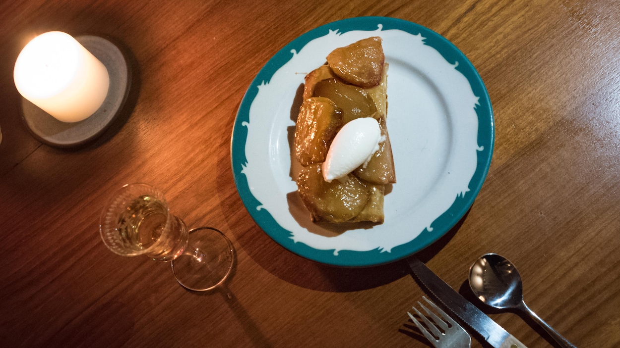 Un plat et des couvers sur une table Un plat et des couvers sur une table