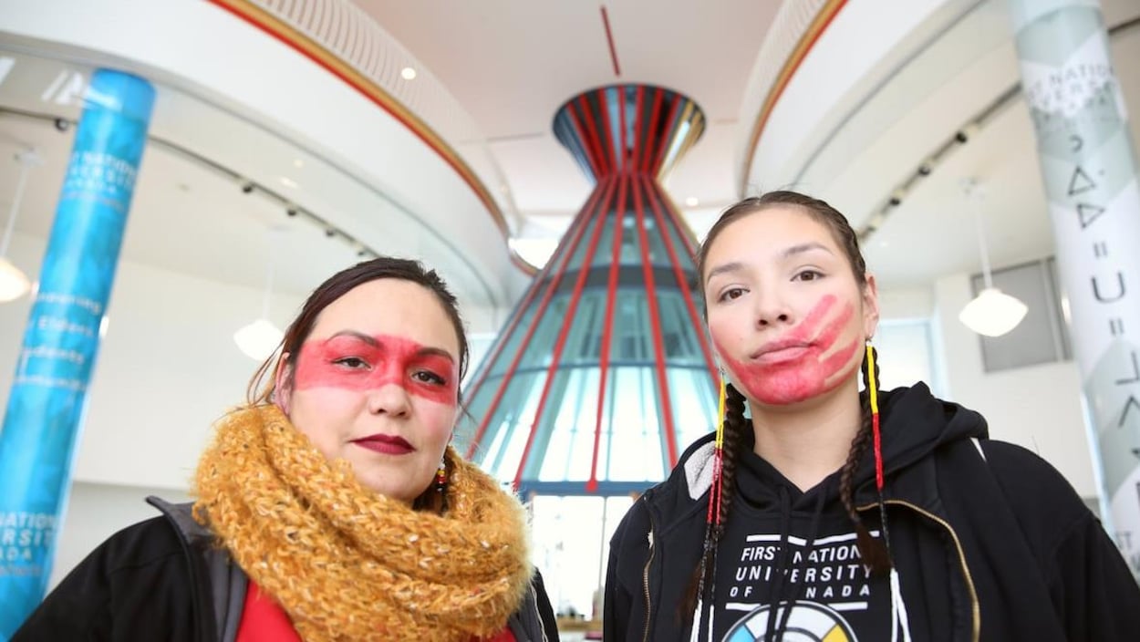 Taryn Acoose et Amanda Leader sur le campus de l'Université des Premières Nations.