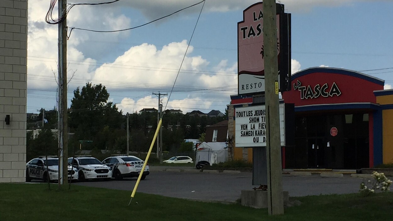 Trois voitures de police devant le restaurant.