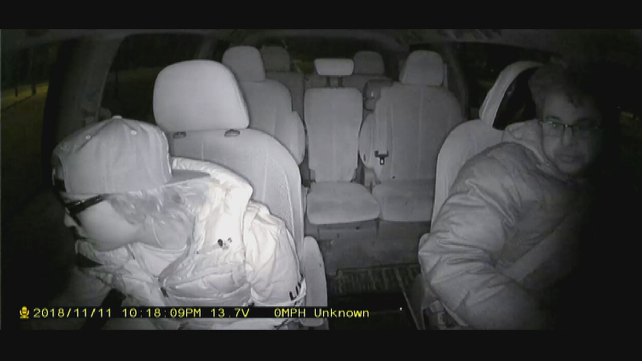 La cliente en compagnie du chauffeur de taxi, quelques instants avant la parution de la vidéo qui a fait jaser.