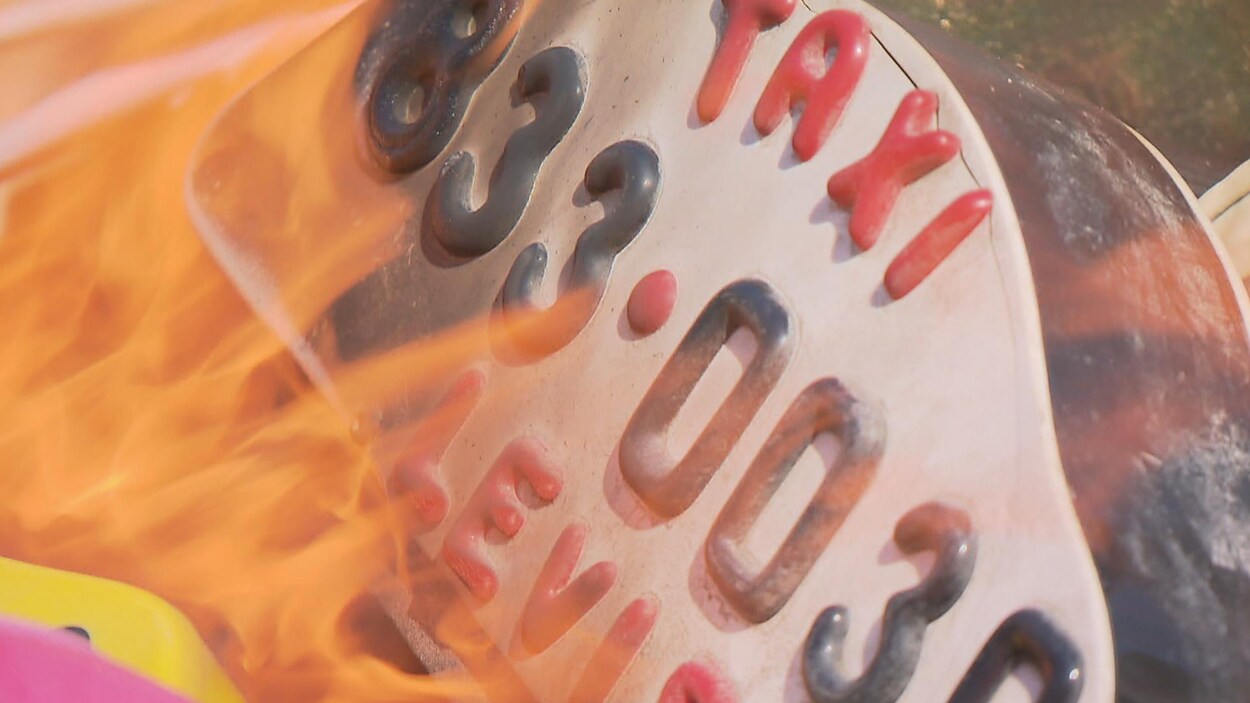 Une enseigne de taxi en feu.