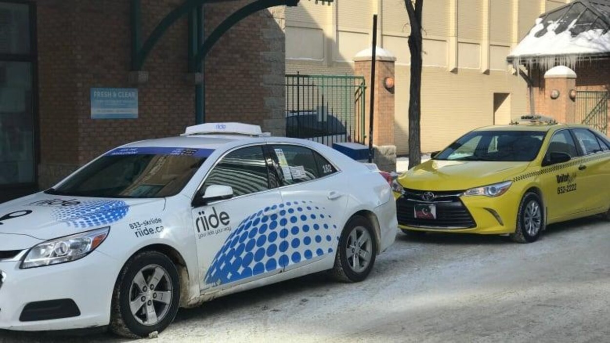 Vue d’une voiture de taxi garée à l’arrière d’une voiture de l’entreprise de transport de type Uber, dénommée Riide.