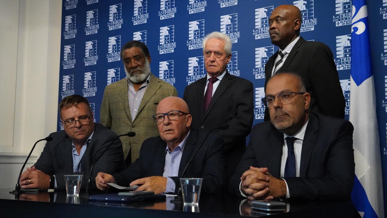 Six personnes représentant l'Association des taxis des régions du Québec en conférence de presse.