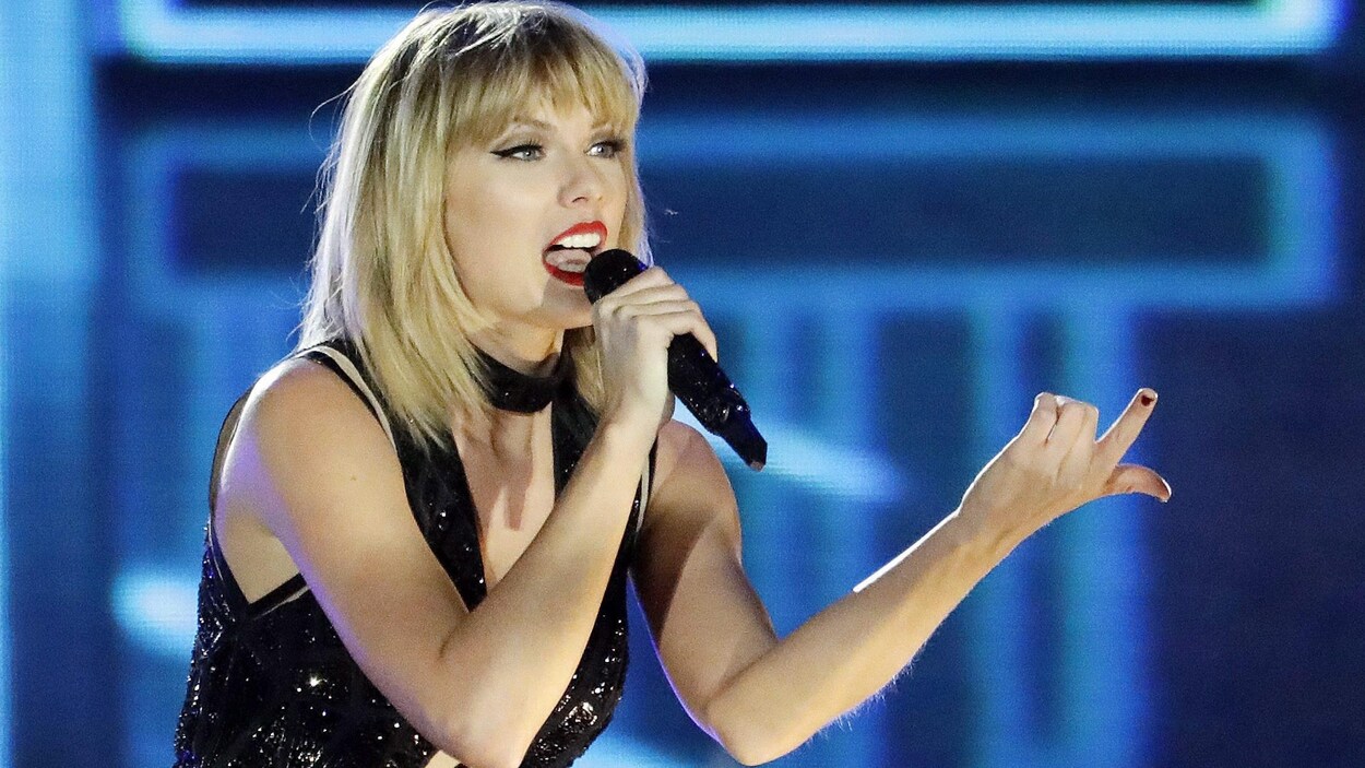 La chanteuse Taylor Swift en train d'interpréter un de ses titres lors d'un concert à Austin, au Texas. La chanteuse Taylor Swift en train d'interpréter un de ses titres lors d'un concert à Austin, au Texas.