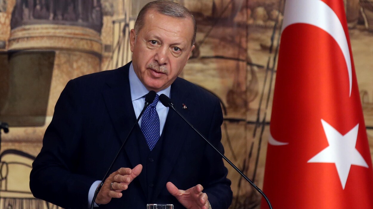 Le président turc Tayyip Erdogan s'exprime lors d'une réunion à Istanbul, en Turquie et fait des gestes avec ses mains.