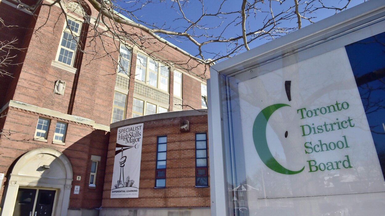 Une enseigne devant un édifice en briques