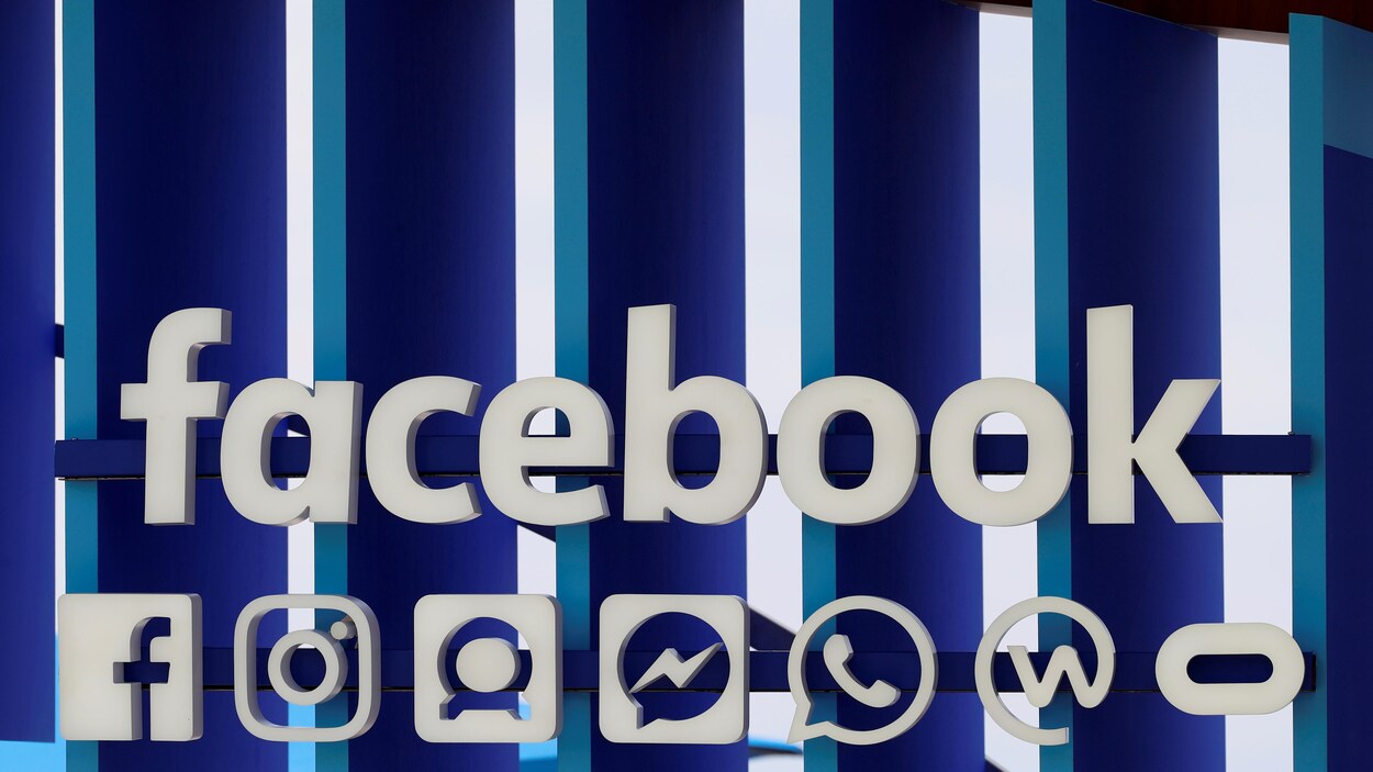 Une série de logos de Facebook et de ses différents services. Une série de logos de Facebook et de ses différents services.