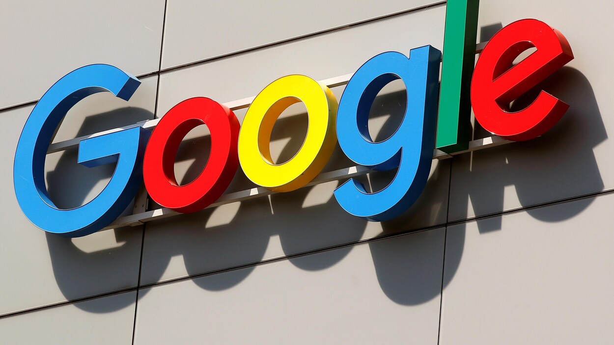 Le logo de l'entreprise Google à l'extérieur d'un bâtiment. Le logo de l'entreprise Google à l'extérieur d'un bâtiment.