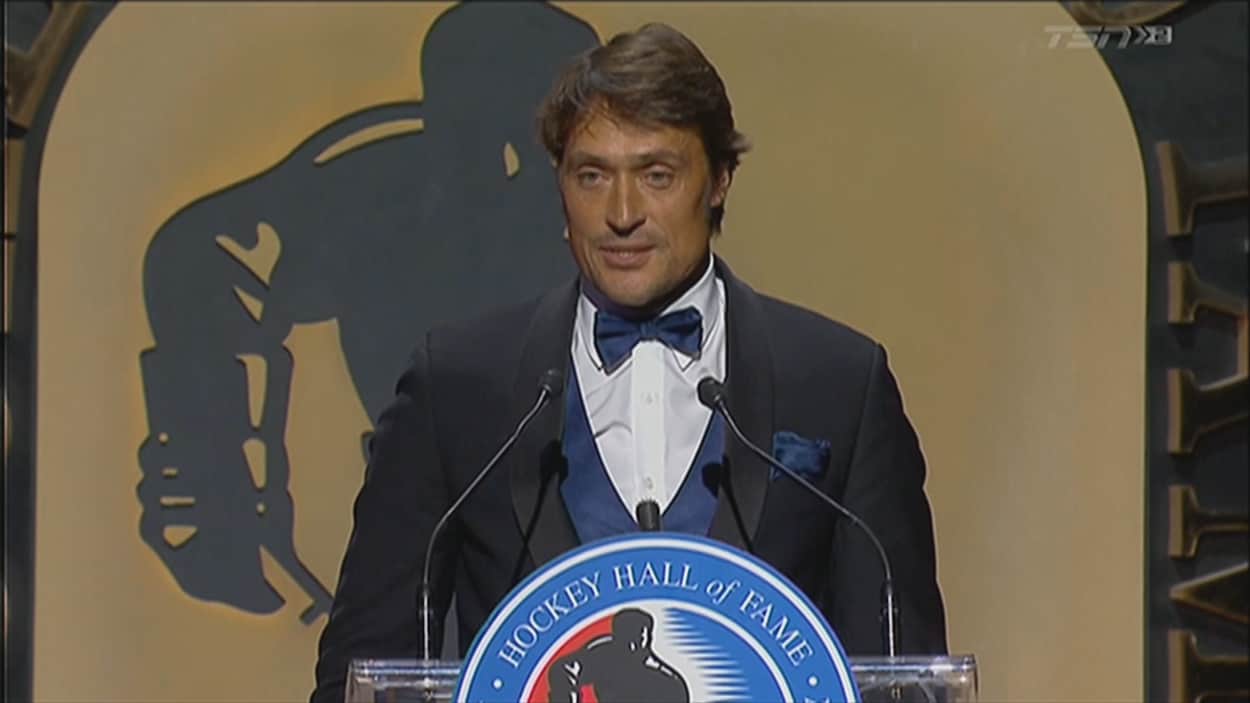 Teemu Selanne au Temple de la renommée des Jets à Winnipeg Teemu Selanne au Temple de la renommée des Jets à Winnipeg