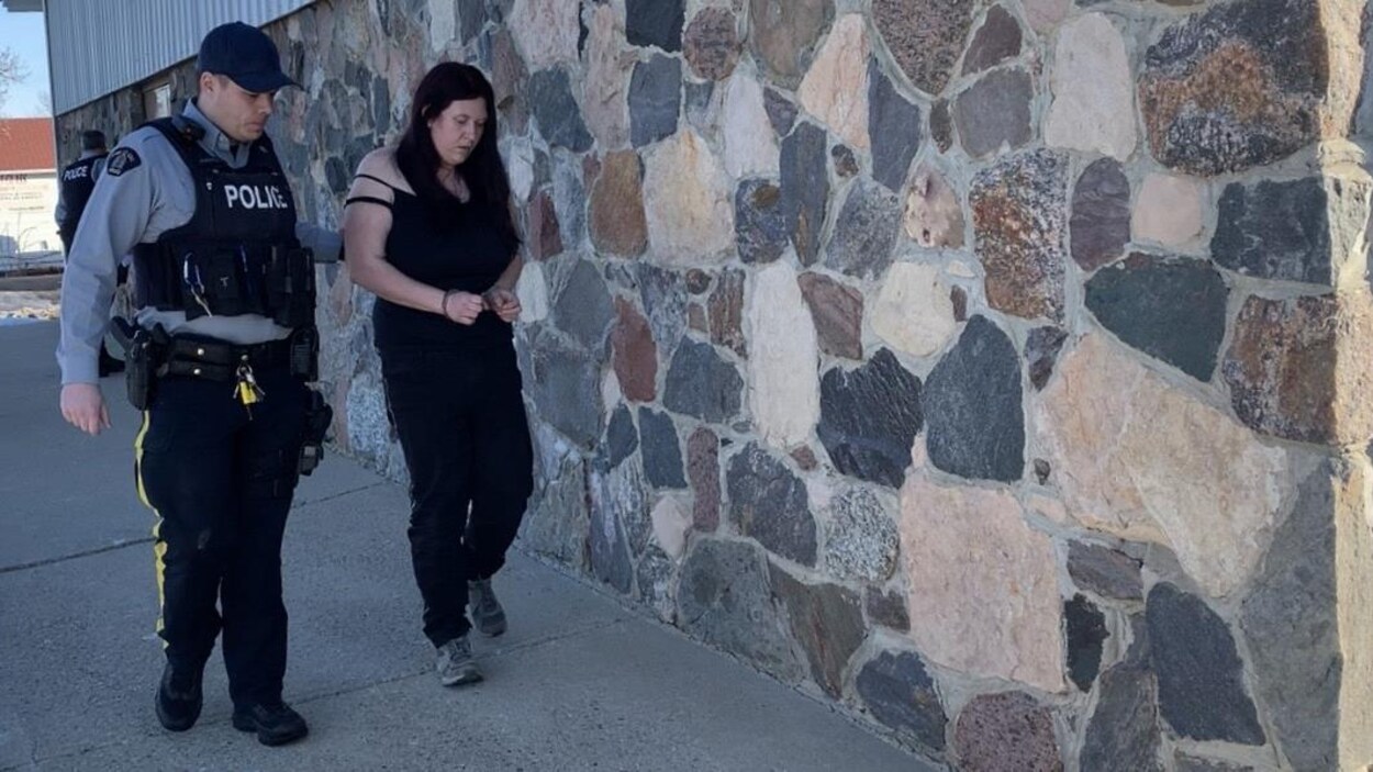 Teenie Rose Steer est escortée par un policier à l'extérieur de la salle d'audience.