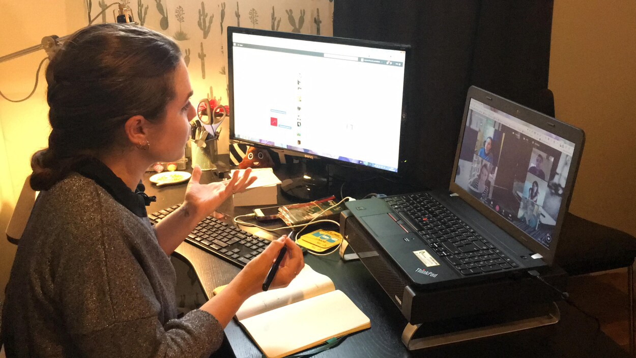 Jessica Prescott devant son écran d'ordinateur où elle voit les collègues avec qui elle discute dans d'autres régions du Québec. Jessica Prescott devant son écran d'ordinateur où elle voit les collègues avec qui elle discute dans d'autres régions du Québec.