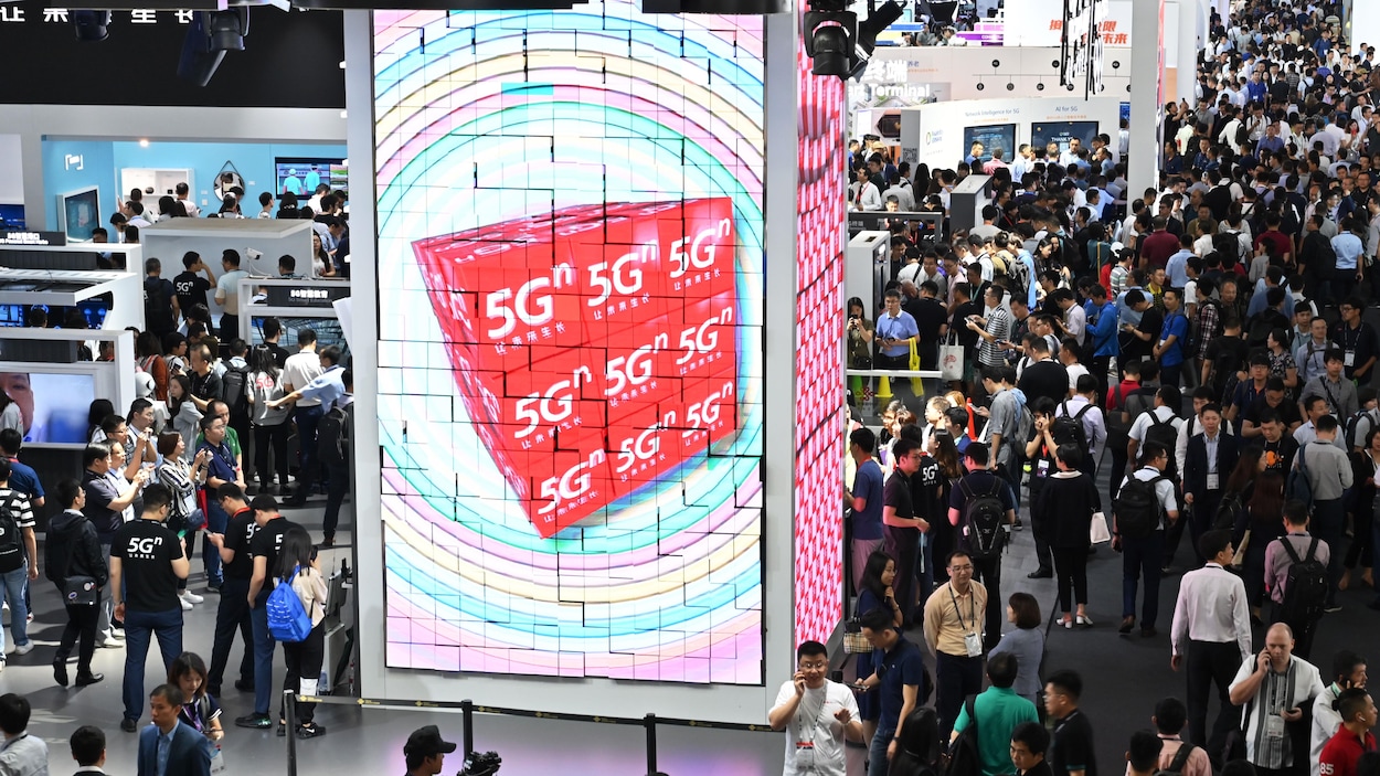 Vue d'ensemble de centaines de personnes au salon technologique Mobile World Congress.