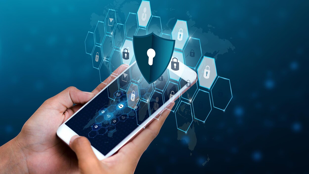 Un téléphone cellulaire avec des icônes flottantes de serrures et de cadenas qui sont là pour illustrer le concept de sécurité.