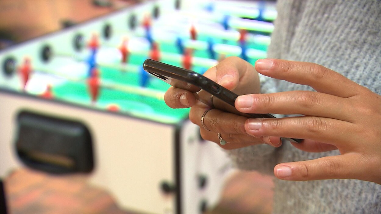 Une personne utilise un téléphone cellulaire