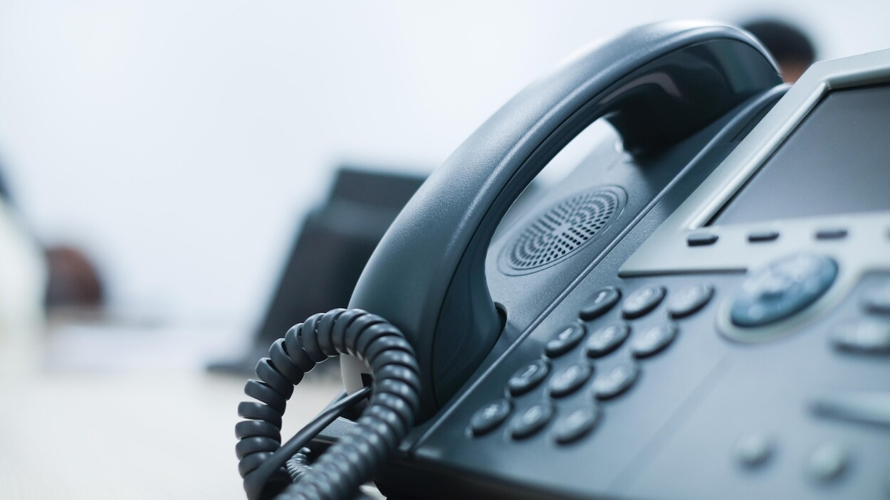 Un téléphone.