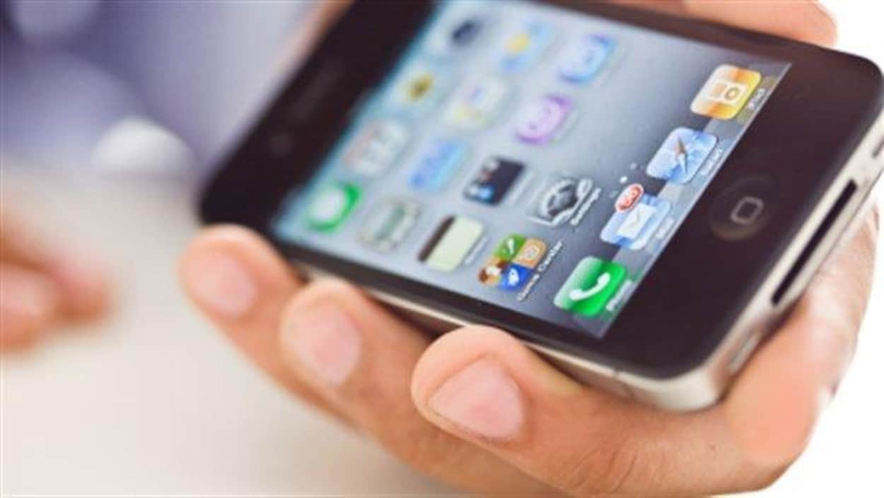 Un Iphone dans la main d'un homme