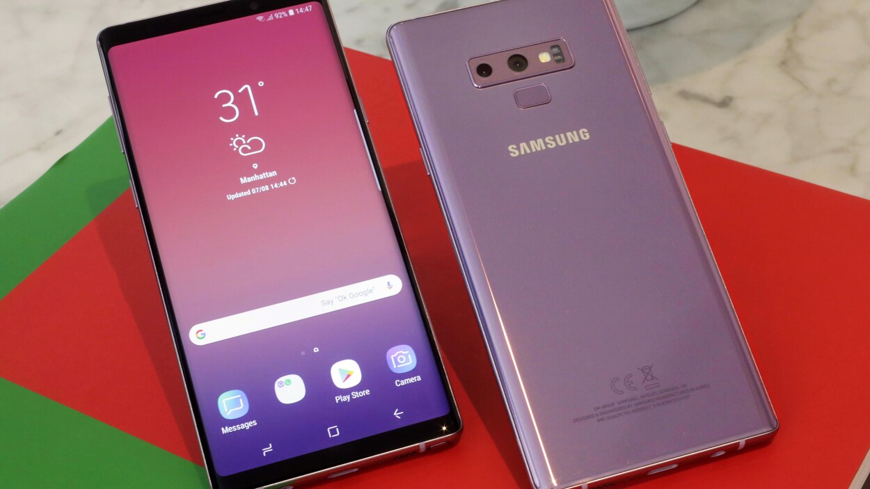 Un téléphone intelligent de Samsung sur un présentoir. Un téléphone intelligent de Samsung sur un présentoir.
