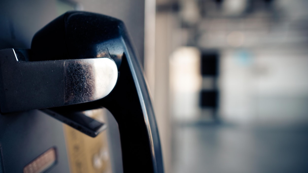 Plan rapproché du combiné d'un téléphone public.
