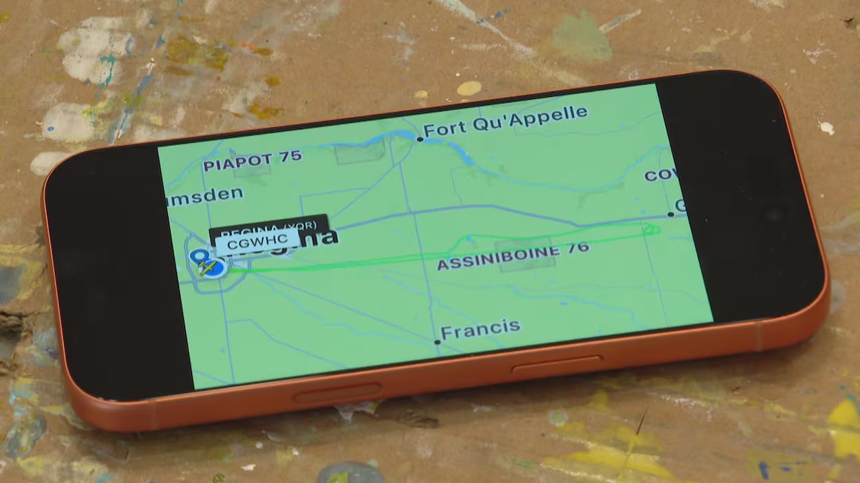 Un téléphone tombe d’un avion et est retrouvé intact dans un champ de canola