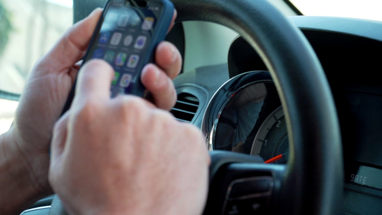 Le nombre de constats d’infraction pour cellulaire au volant en hausse à Québec