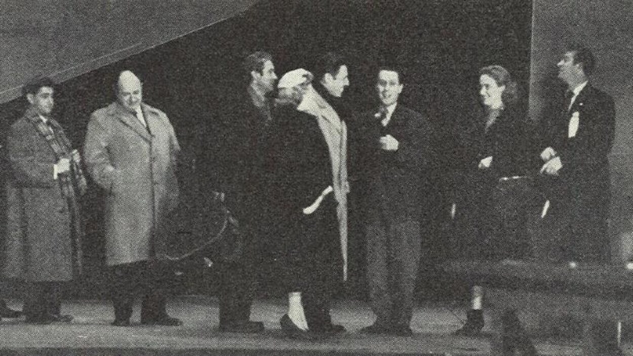 Sur scène, de gauche à droite: les membres du Fletcher Pack TrIo, Felix Leclerc, Pierrette Alarie, Jean Sablon, Jacques Normand, Collette Merola et Ken Meyer.