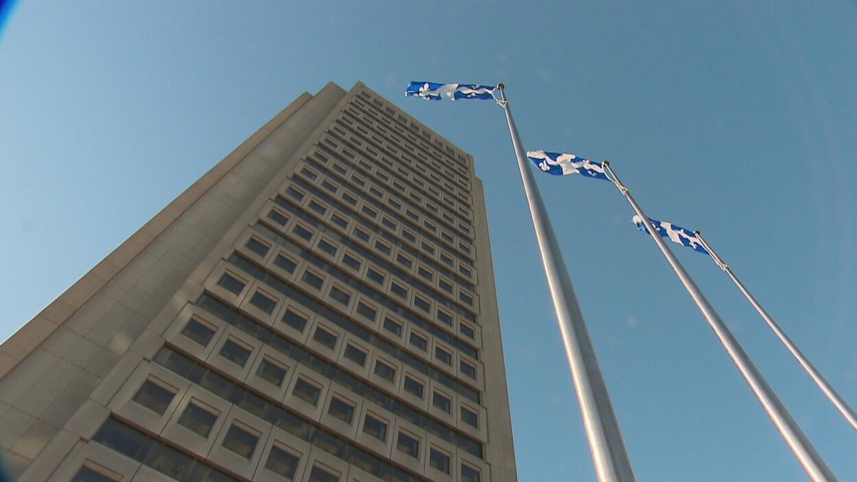 Une tour à bureaux.