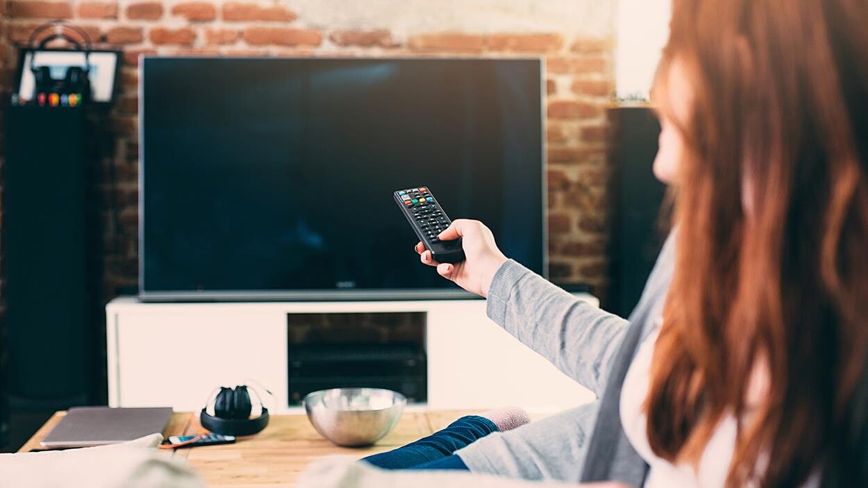 Une femme devant son téléviseur Une femme devant son téléviseur