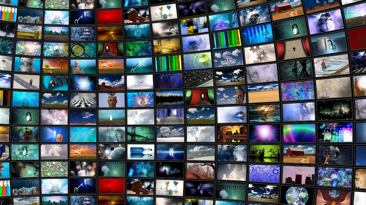 Des écrans de télévision tapissent un mur.