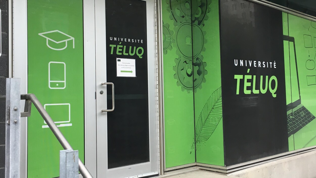 L'entrée d'un bâtiment de la TELUQ à Québec.