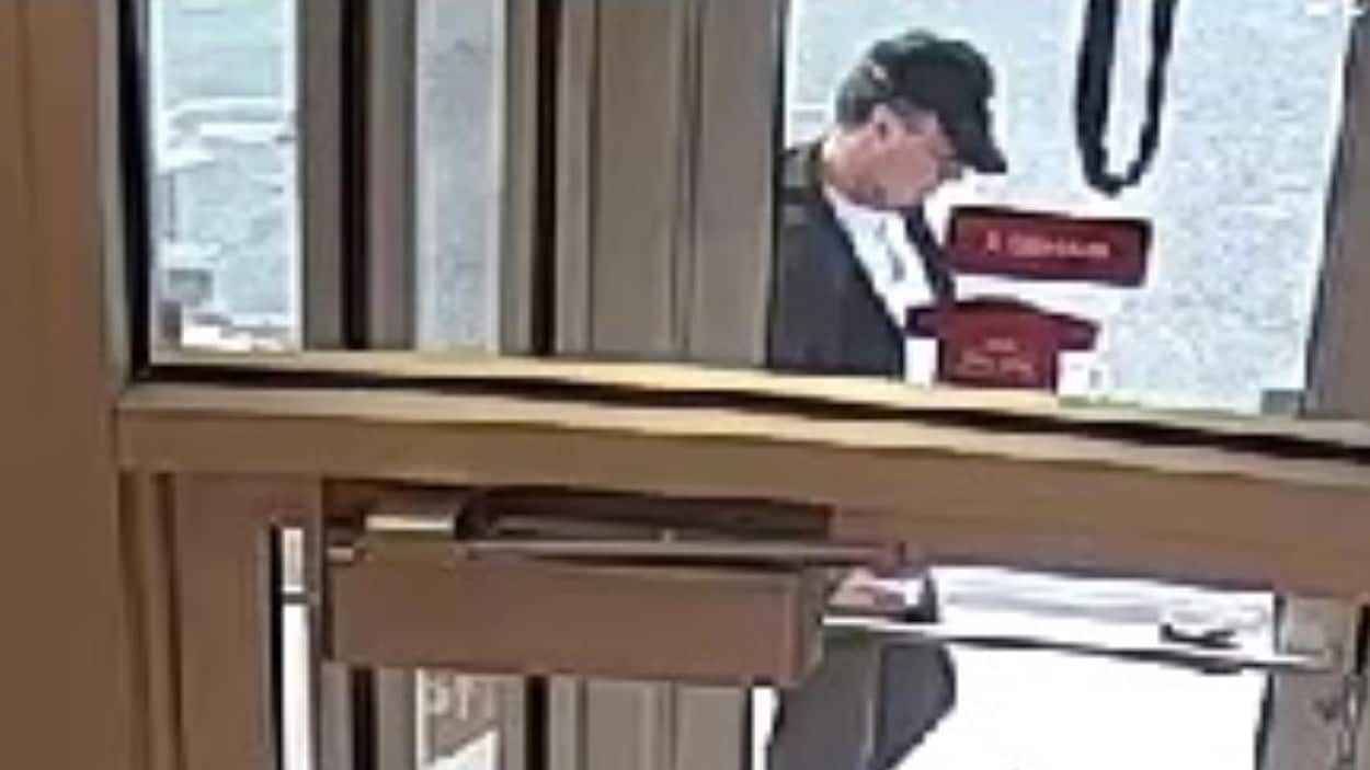 Image d'une caméra de surveillance où on voit le témoin recherché.