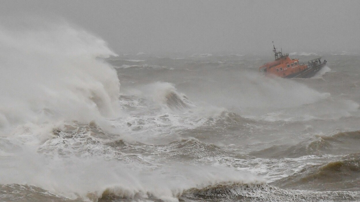 Un bateau de sauvetage navigue dans les hautes vagues.