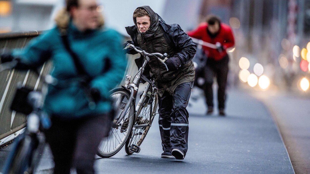Des cyclistes dans le vent. Des cyclistes dans le vent.