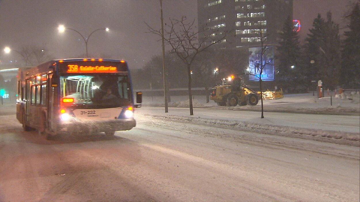 Un autobus de la STM circule sur un boulevard.