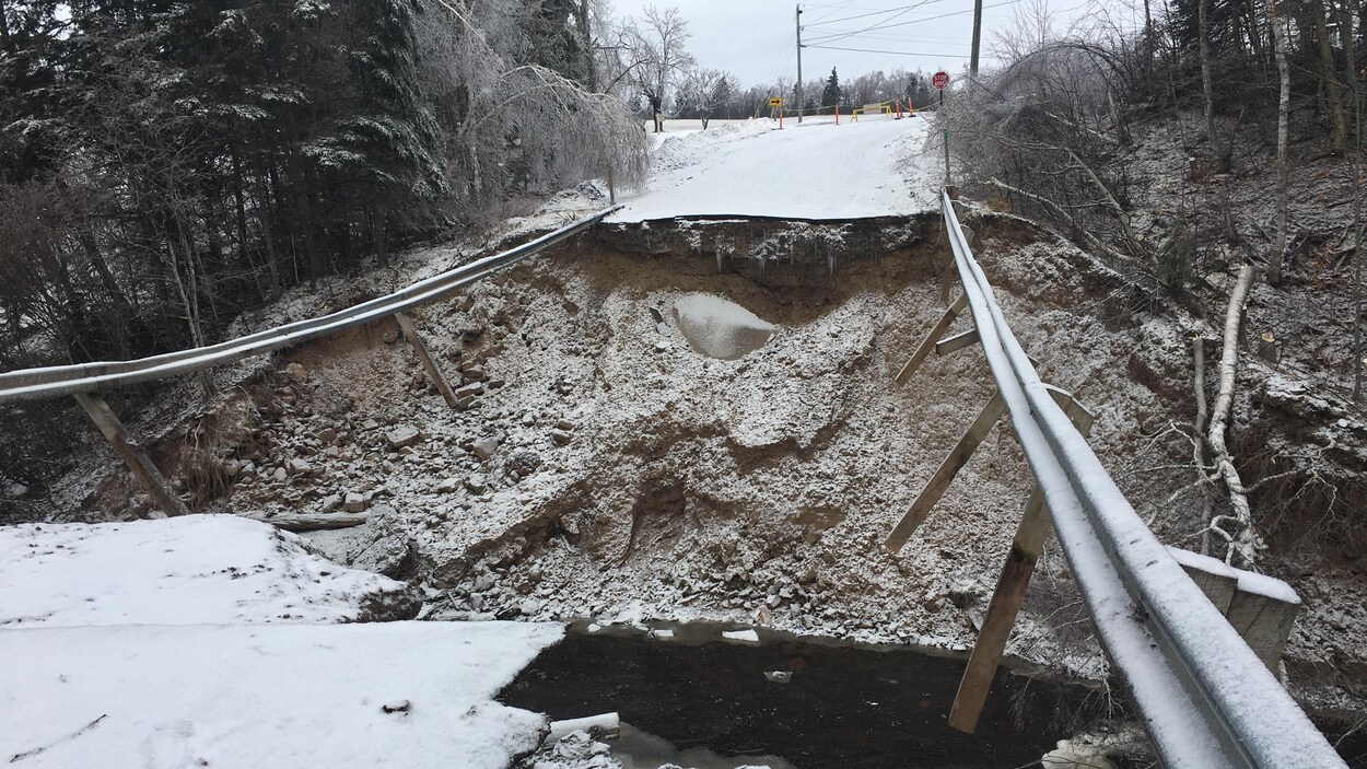 Le pont est complètement détruit. Le pont est complètement détruit.